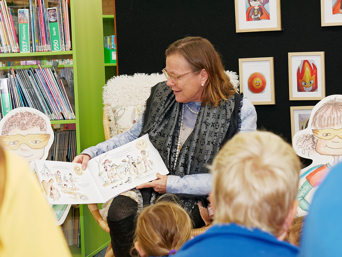 Professor Fiona Wood reading a Ben and Bella Burnsafe Superheroes book to students. Professor Fiona Wood reading a Ben and Bella Burnsafe Superheroes book to students.